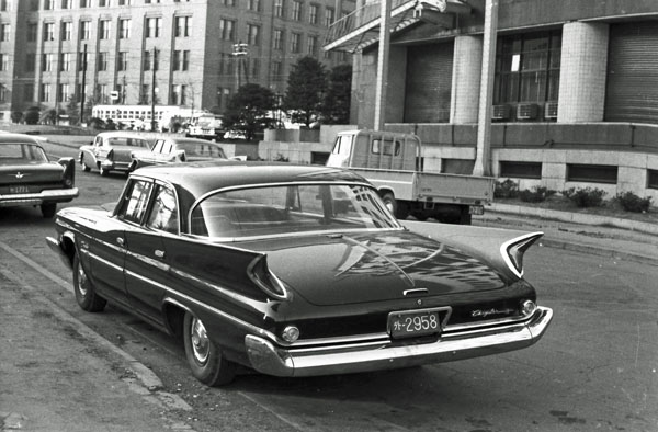 60-2b (052-18) 1960 Chrysler Windsor 4dr Sedan.jpg